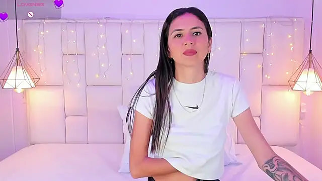 Snapshot of SarahSophia_ chatting on 01-20-25, 11:35 SarahSophia online show from 01-20-25, 11:35