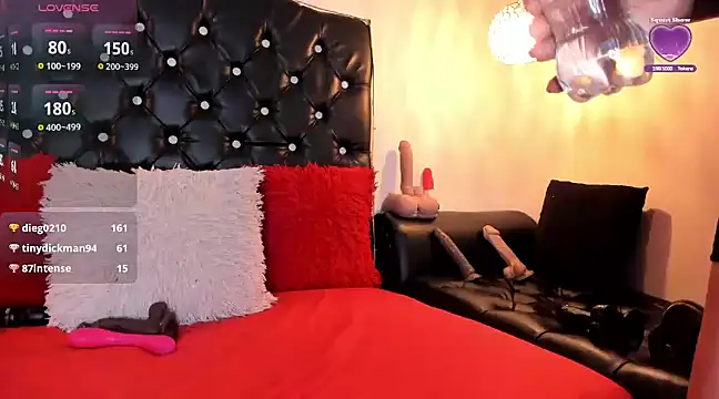 Snapshot of afrika_queen chatting on 02-08-25, 02:15 afrika queen online show from 02-08-25, 02:15