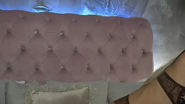 IvyRubens online show from 12-23-25, 04:43