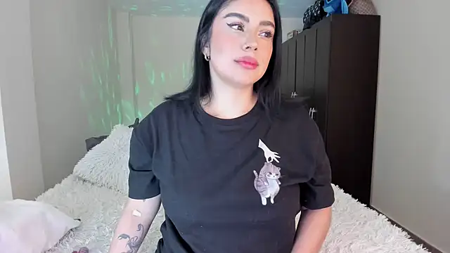 Snapshot of rosalie_lust chatting on 02-25-25, 03:31 rosalie lust online show from 02-25-25, 03:31