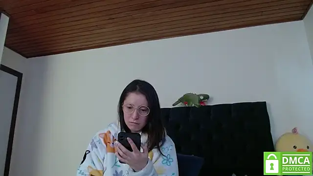 Snapshot of Sophi_Cute chatting on 12-15-24, 07:31 Sophi Cute online show from 12-15-24, 07:31
