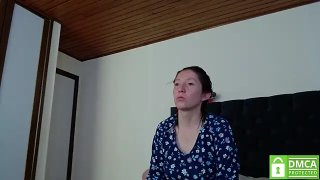 Snapshot of Sophi_Cute chatting on 12-20-24, 03:31 Sophi Cute online show from 12-20-24, 03:31