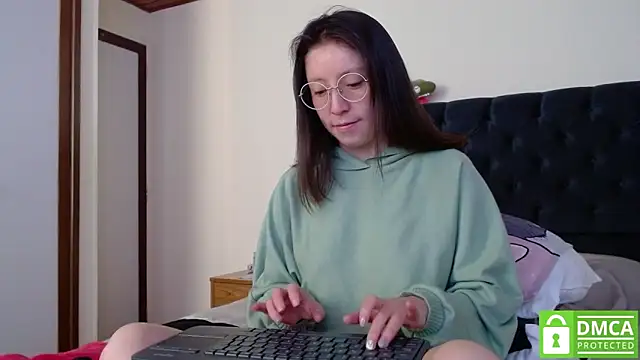 Snapshot of Sophi_Cute chatting on 12-22-24, 12:49 Sophi Cute online show from 12-22-24, 12:49