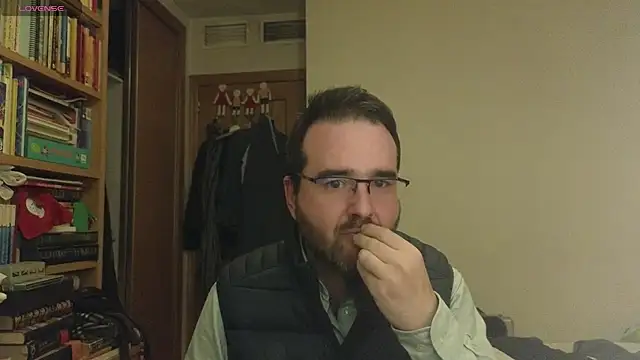 Snapshot of curiosillo83 chatting on 03-10-25, 05:18 curiosillo83 online show from 03-10-25, 05:18