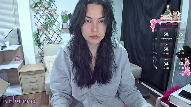 Snapshot of Lunlunera chatting on 12-18-24, 03:26 Lunlunera online show from 12-18-24, 03:26