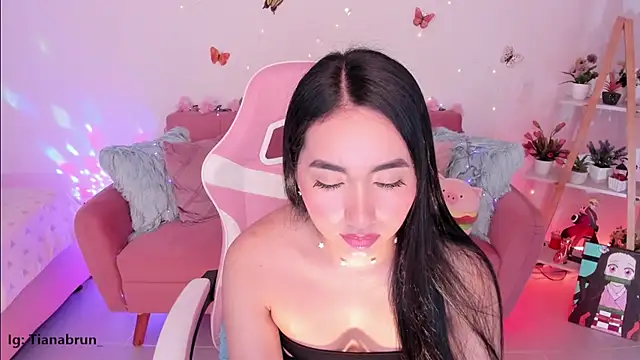 Zara uwu  online show from 10-21-25, 11:44