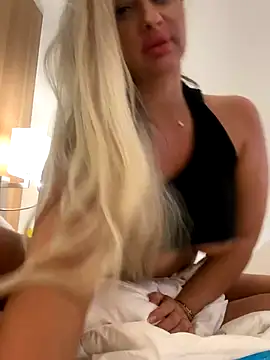 Denisse Perry online show from 11-25-25, 02:33