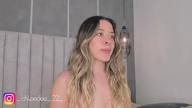 Snapshot of chloe_d chatting on 02-11-25, 06:01 chloe d online show from 02-11-25, 06:01