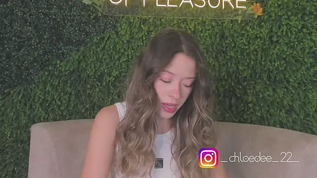 Snapshot of chloe_d chatting on 10-17-25, 11:24 chloe d online show from 10-17-25, 11:24