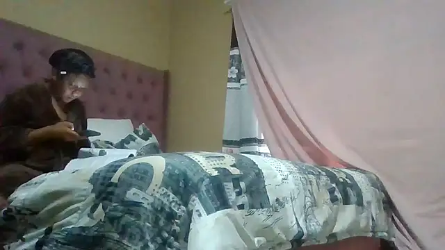 Snapshot of ShooingBunch chatting on 11-25-25, 12:27 ShooingBunch online show from 11-25-25, 12:27