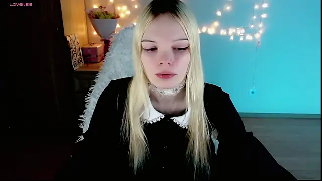 Snapshot of Emily_Nyaffee chatting on 02-24-25, 10:36 Emily Nyaffee online show from 02-24-25, 10:36