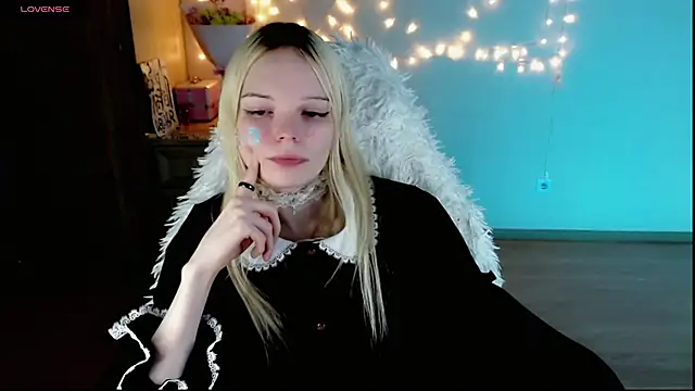 Snapshot of Emily_Nyaffee chatting on 02-25-25, 01:41 Emily Nyaffee online show from 02-25-25, 01:41