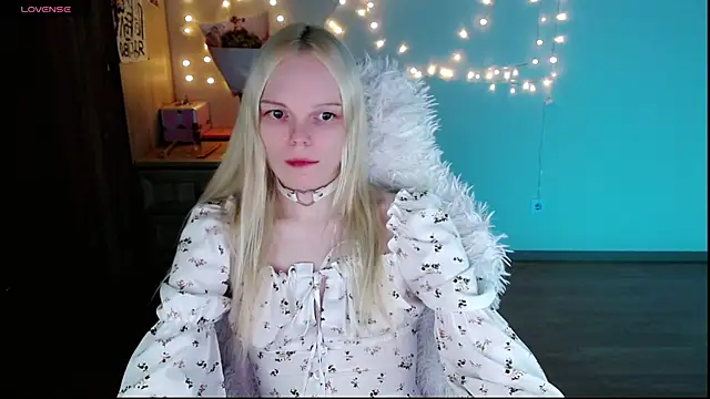 Snapshot of Emily_Nyaffee chatting on 03-08-25, 01:06 Emily Nyaffee online show from 03-08-25, 01:06