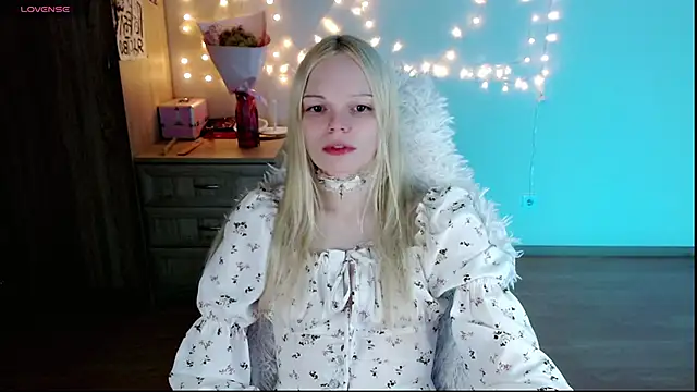 Snapshot of Emily_Nyaffee chatting on 03-12-25, 11:12 Emily Nyaffee online show from 03-12-25, 11:12