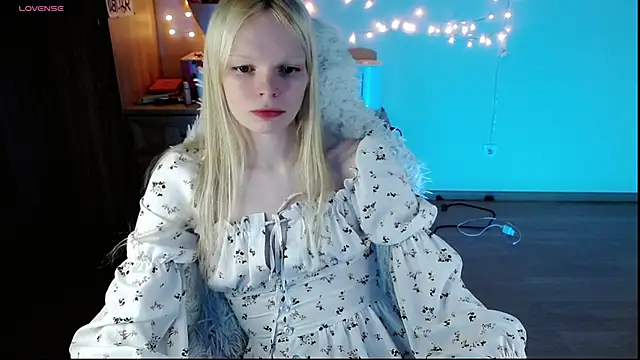 Snapshot of Emily_Nyaffee chatting on 03-21-25, 10:50 Emily Nyaffee online show from 03-21-25, 10:50