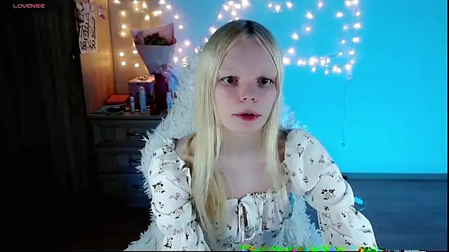 Snapshot of Emily_Nyaffee chatting on 03-22-25, 10:48 Emily Nyaffee online show from 03-22-25, 10:48