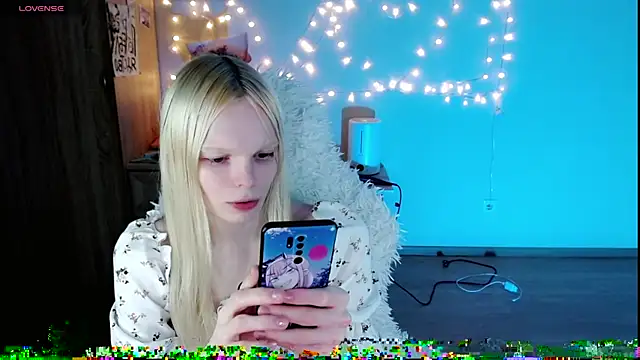 Snapshot of Emily_Nyaffee chatting on 03-23-25, 01:53 Emily Nyaffee online show from 03-23-25, 01:53