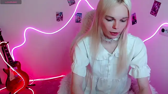 Snapshot of Emily_Nyaffee chatting on 09-08-25, 02:27 Emily Nyaffee online show from 09-08-25, 02:27