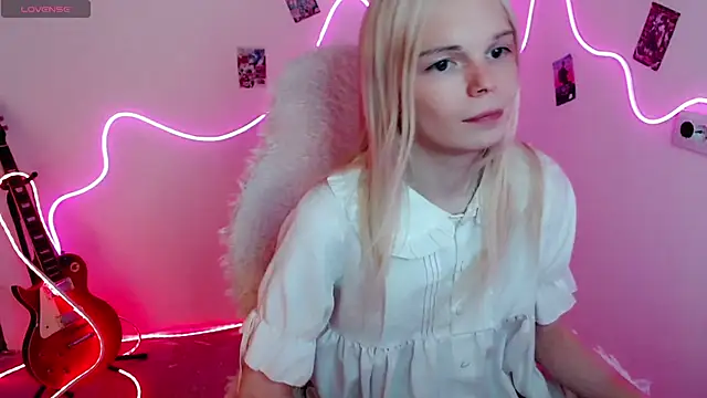 Snapshot of Emily_Nyaffee chatting on 09-09-25, 12:37 Emily Nyaffee online show from 09-09-25, 12:37