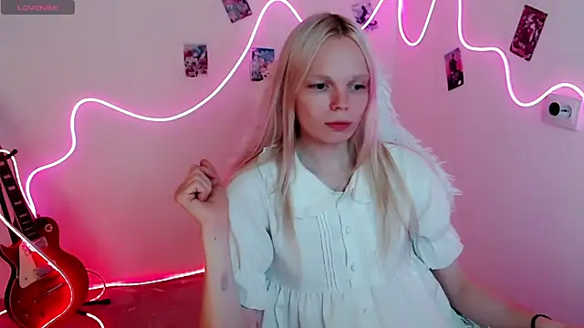 Snapshot of Emily_Nyaffee chatting on 09-11-25, 01:22 Emily Nyaffee online show from 09-11-25, 01:22