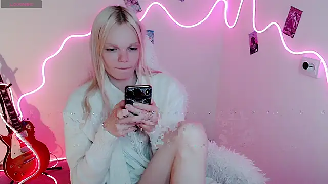 Snapshot of Emily_Nyaffee chatting on 09-23-25, 09:01 Emily Nyaffee online show from 09-23-25, 09:01