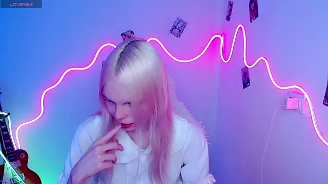 Snapshot of Emily_Nyaffee chatting on 10-16-25, 11:06 Emily Nyaffee online show from 10-16-25, 11:06