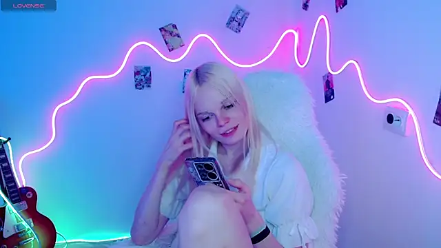 Snapshot of Emily_Nyaffee chatting on 10-19-25, 05:13 Emily Nyaffee online show from 10-19-25, 05:13