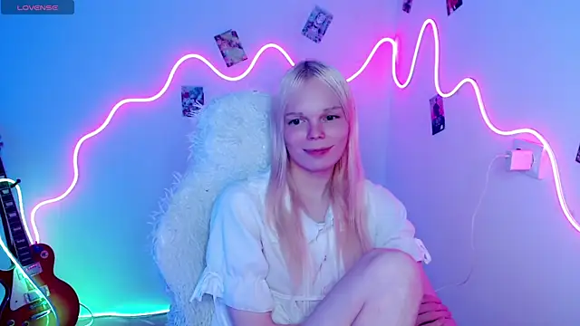 Snapshot of Emily_Nyaffee chatting on 10-20-25, 06:08 Emily Nyaffee online show from 10-20-25, 06:08