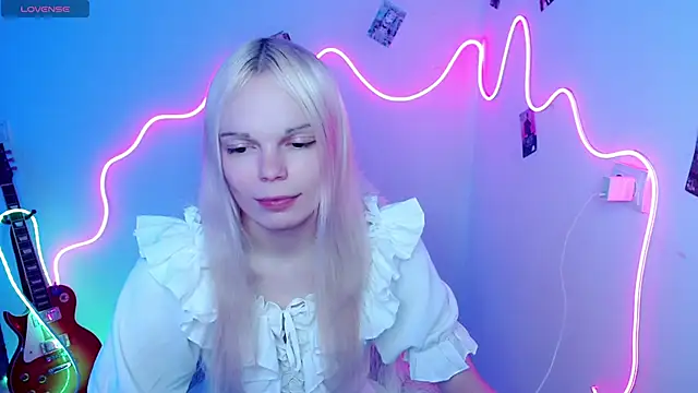 Snapshot of Emily_Nyaffee chatting on 10-27-25, 06:45 Emily Nyaffee online show from 10-27-25, 06:45