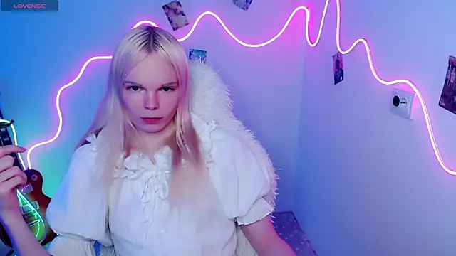 Snapshot of Emily_Nyaffee chatting on 10-28-25, 09:28 Emily Nyaffee online show from 10-28-25, 09:28