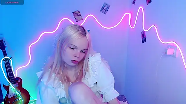 Snapshot of Emily_Nyaffee chatting on 10-30-25, 04:52 Emily Nyaffee online show from 10-30-25, 04:52