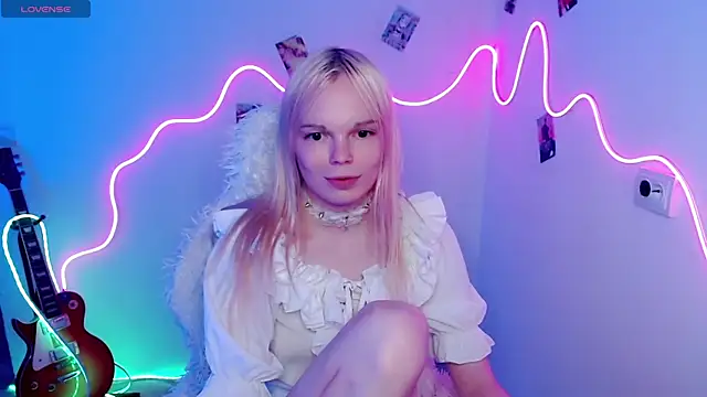 Snapshot of Emily_Nyaffee chatting on 10-31-25, 05:25 Emily Nyaffee online show from 10-31-25, 05:25