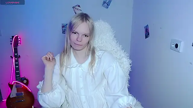 Snapshot of Emily_Nyaffee chatting on 02-14-26, 04:15 Emily Nyaffee online show from 02-14-26, 04:15