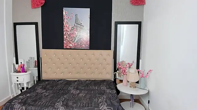 Snapshot of Shanelle__ chatting on 09-30-25, 02:00 Shanelle online show from 09-30-25, 02:00