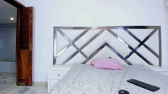 Snapshot of Shanelle__ chatting on 11-18-25, 04:33 Shanelle online show from 11-18-25, 04:33