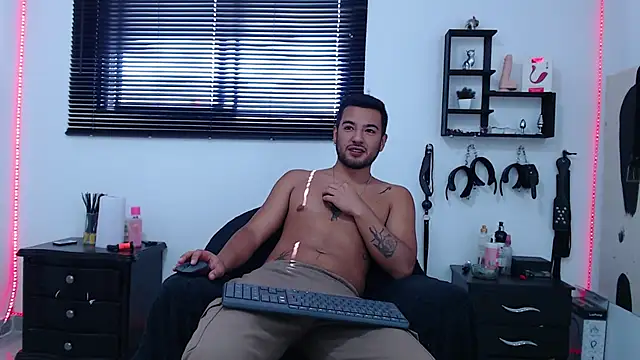 Snapshot of KinkyAllisonSub chatting on 01-18-25, 03:38 KinkyAllisonSub online show from 01-18-25, 03:38