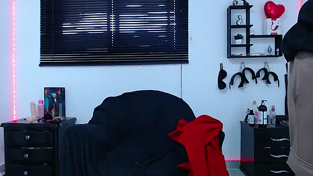 Snapshot of KinkyAllisonSub chatting on 02-22-25, 09:15 KinkyAllisonSub online show from 02-22-25, 09:15