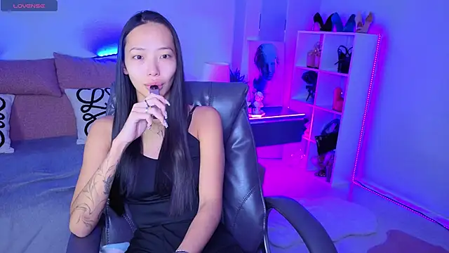 Snapshot of _MIURA_ chatting on 11-14-25, 01:15 MIURA online show from 11-14-25, 01:15