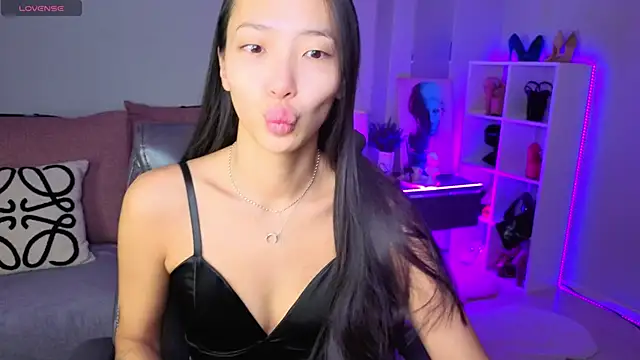 Snapshot of _MIURA_ chatting on 11-29-25, 12:13 MIURA online show from 11-29-25, 12:13