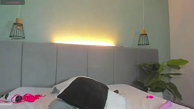 LiaVelez online show from 02-19-25, 07:27