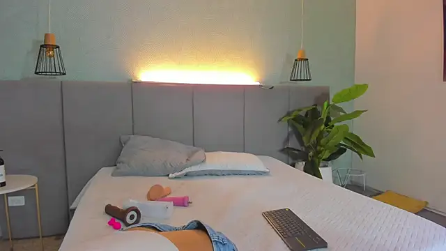 LiaVelez online show from 03-19-25, 12:45