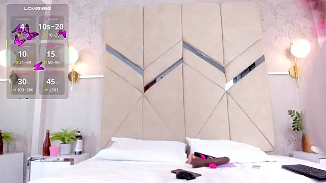 Snapshot of LiaVelez chatting on 10-04-25, 01:31 LiaVelez online show from 10-04-25, 01:31