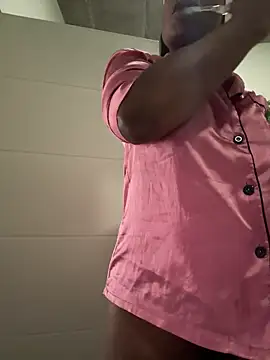 Snapshot of slimcateee chatting on 11-17-25, 09:04 slimcateee online show from 11-17-25, 09:04