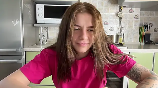 Snapshot of mia___mi chatting on 02-21-25, 02:06 mia mi online show from 02-21-25, 02:06