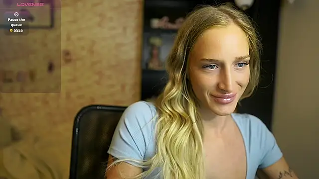 Snapshot of Nicolette__Shea_ chatting on 10-19-25, 01:34 Nicolette  Shea  online show from 10-19-25, 01:34