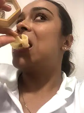 Snapshot of JuanaSimons chatting on 10-17-25, 02:04 JuanaSimons online show from 10-17-25, 02:04