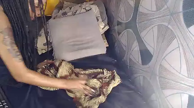 Snapshot of Candiey001 chatting on 12-19-24, 11:35 Candiey001 online show from 12-19-24, 11:35