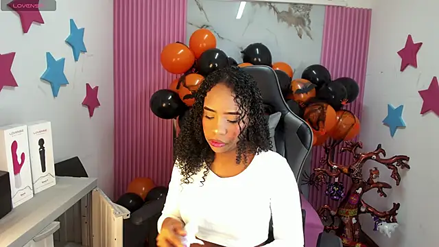 Snapshot of lia_16 chatting on 10-22-25, 10:59 lia 16 online show from 10-22-25, 10:59