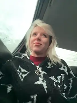 Snapshot of LikaCat chatting on 10-30-25, 01:51 LikaCat online show from 10-30-25, 01:51