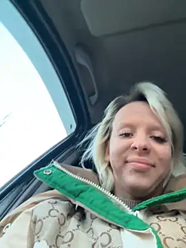 Snapshot of LikaCat chatting on 11-01-25, 01:29 LikaCat online show from 11-01-25, 01:29